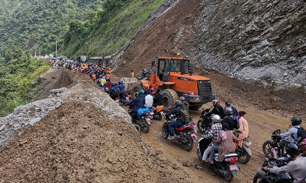 नौ किलोमा सडक भासियो : नारायणगढ-मुग्लिन सडक एकतर्फी सञ्चालन